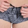 006668-510-MEN'S ARENA OVERVIEW SWIM LOW WAIST SHORT-005.jpg Short a vita bassa UOMO stampa Overview ARENA White Multi