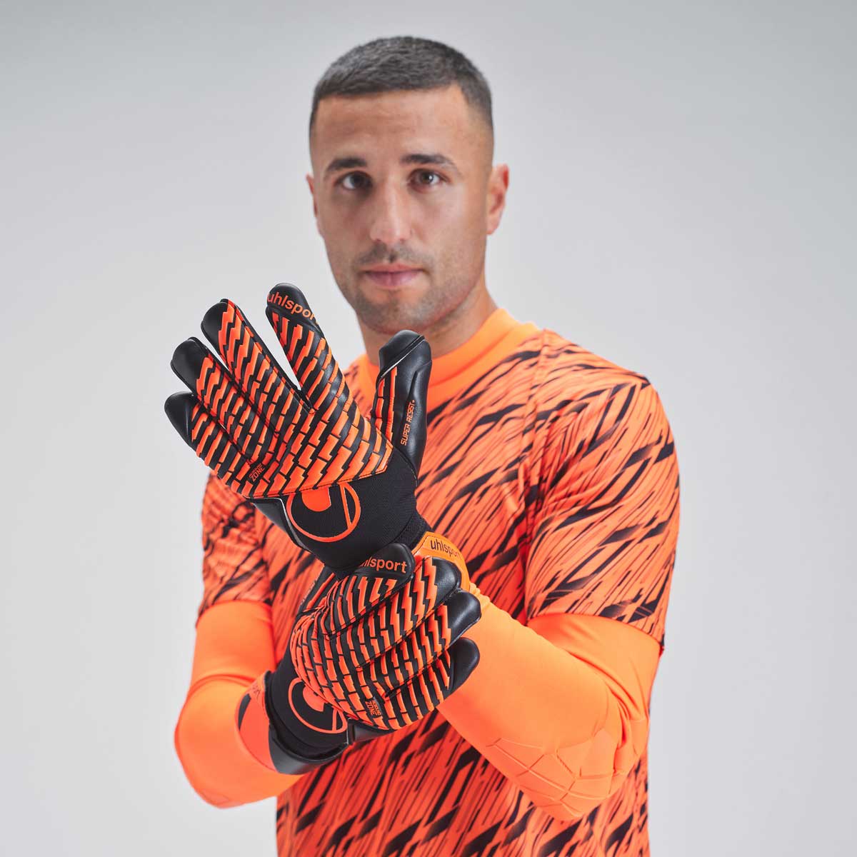 100531781_PROGRESSIVE_GK_SET_101138801_CYBERTEC_RESIST_Dejan-Stojanovic_02_1200x1200px GUANTO portiere SUPER RESIST + HN UHLSPORT