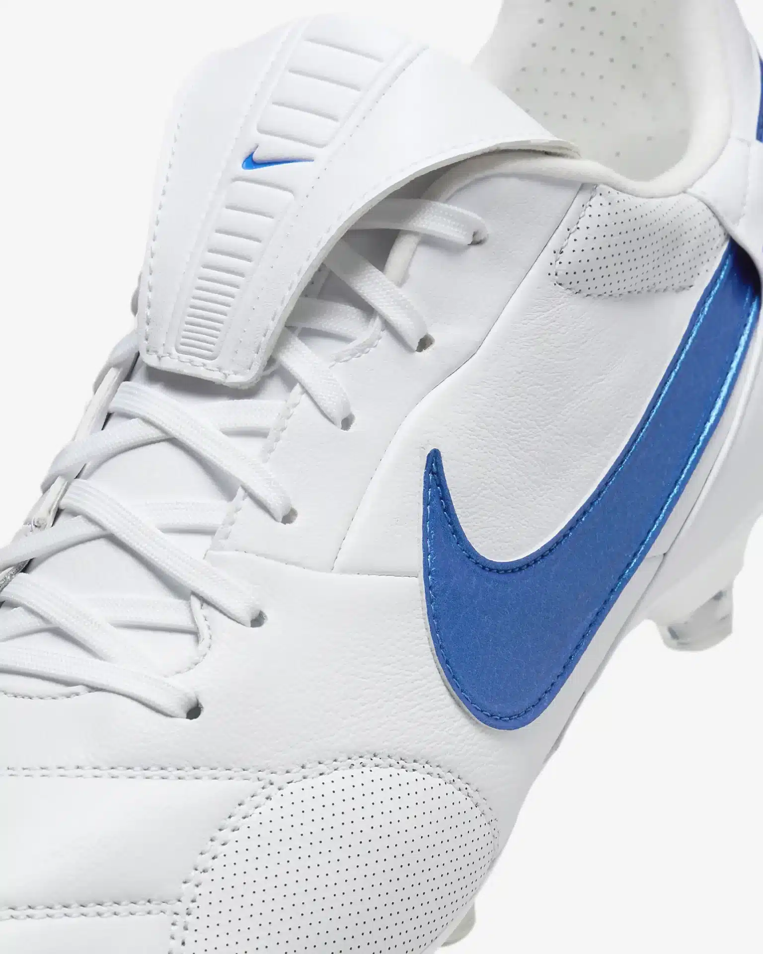 The NIKE Premier III FG Bianche