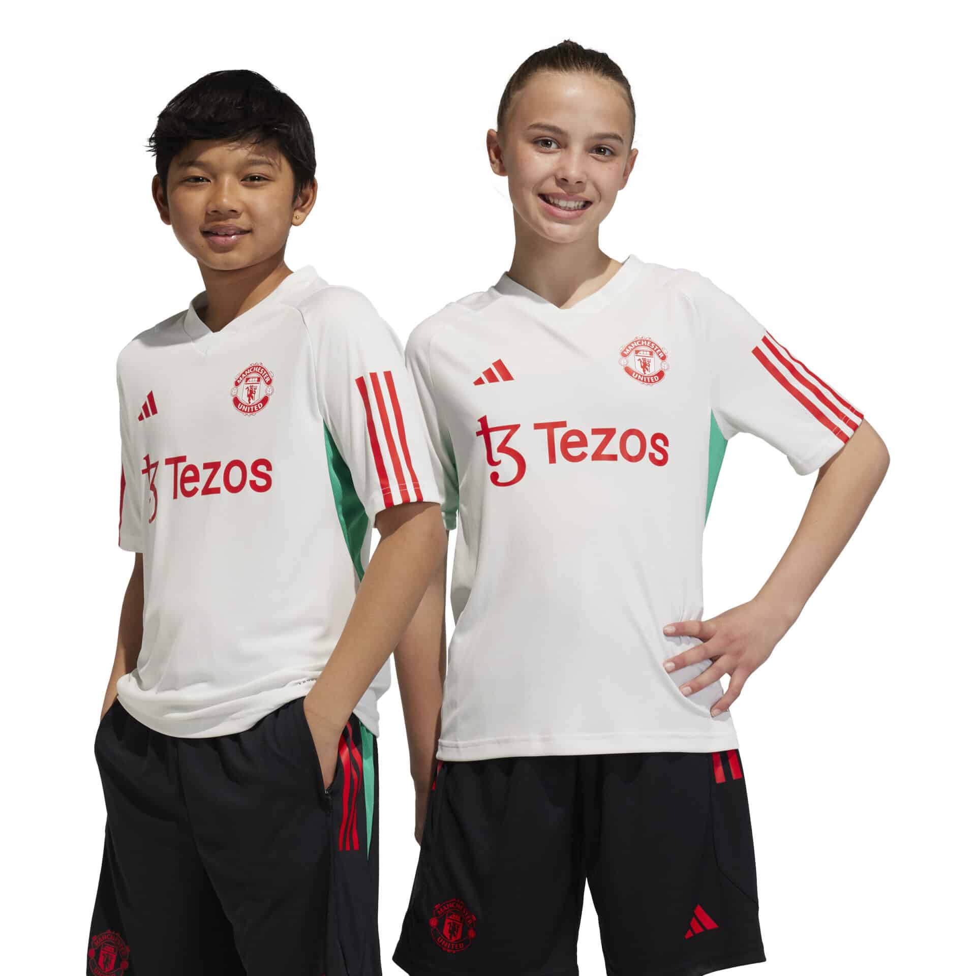 IA8490_8_APPAREL_On Model_Standard Unisex Pair Shot_white Maglia Allenamento Tiro 23 Manchester United FC Junior