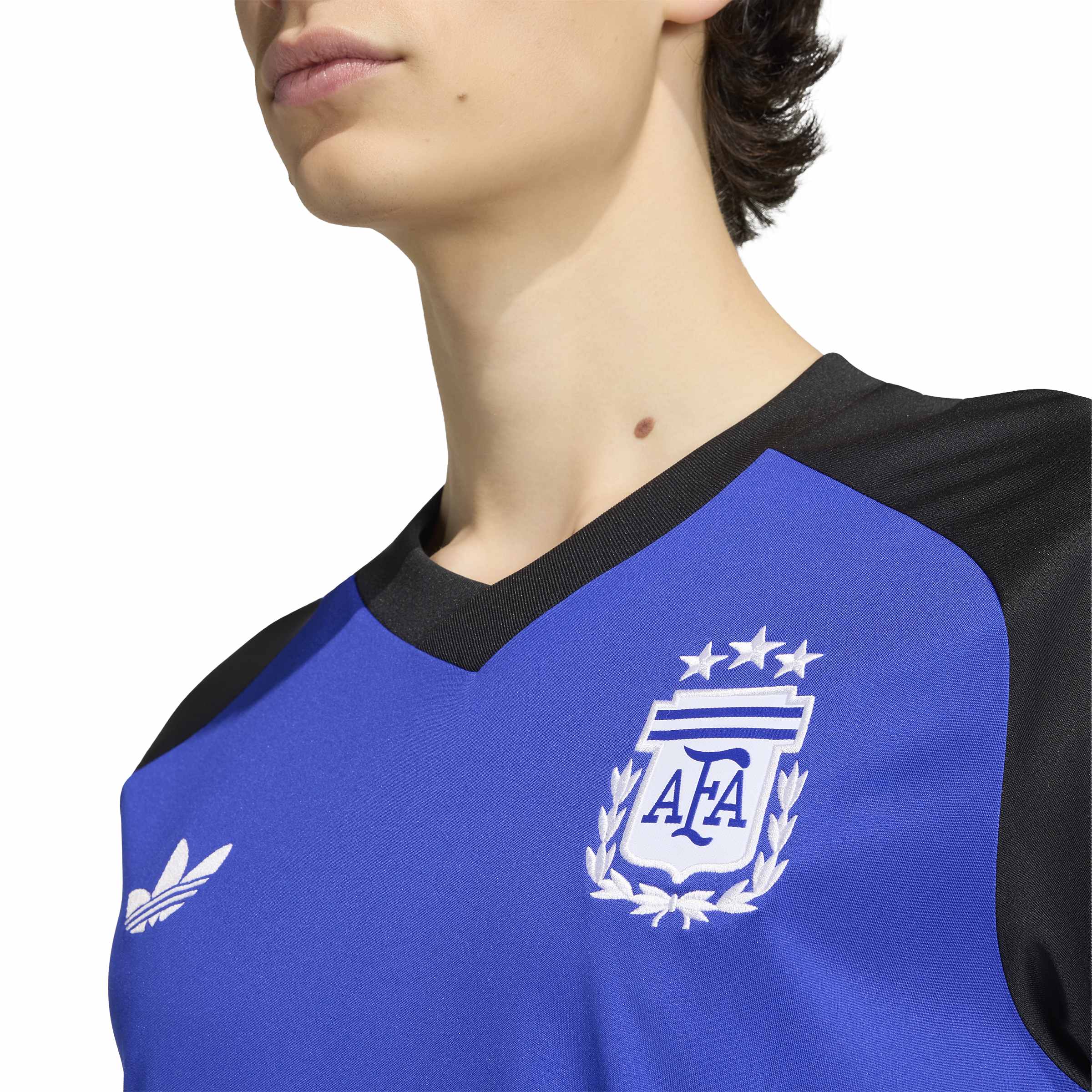 JY9535_7_APPAREL_On Model_Detail View 1_white ADIDAS Maglia Pre Match Away 26 ARGENTINA