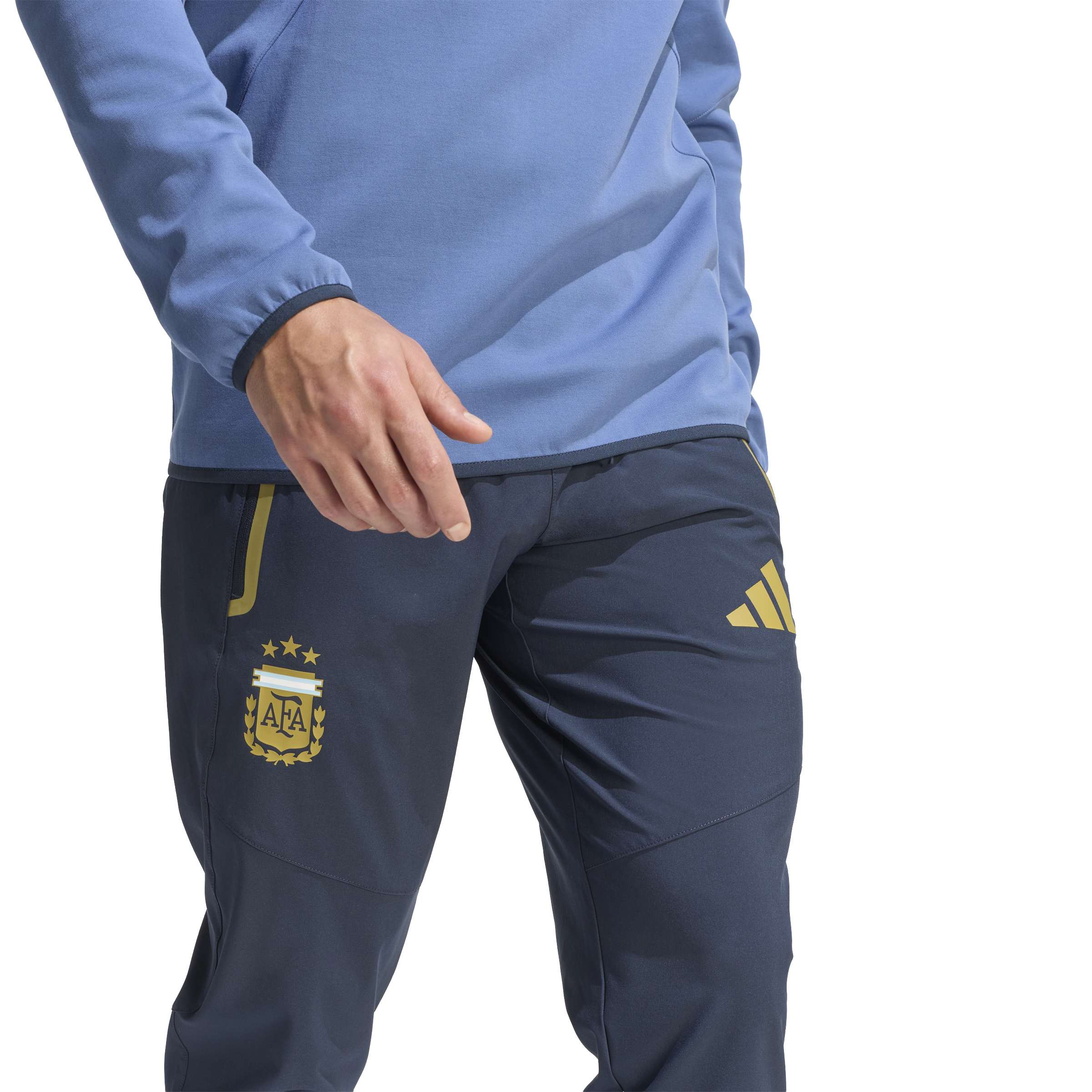 JZ6314_5_APPAREL_On Model_Detail View 1_white ADIDAS Pantaloni tuta Travel 26 ARGENTINA