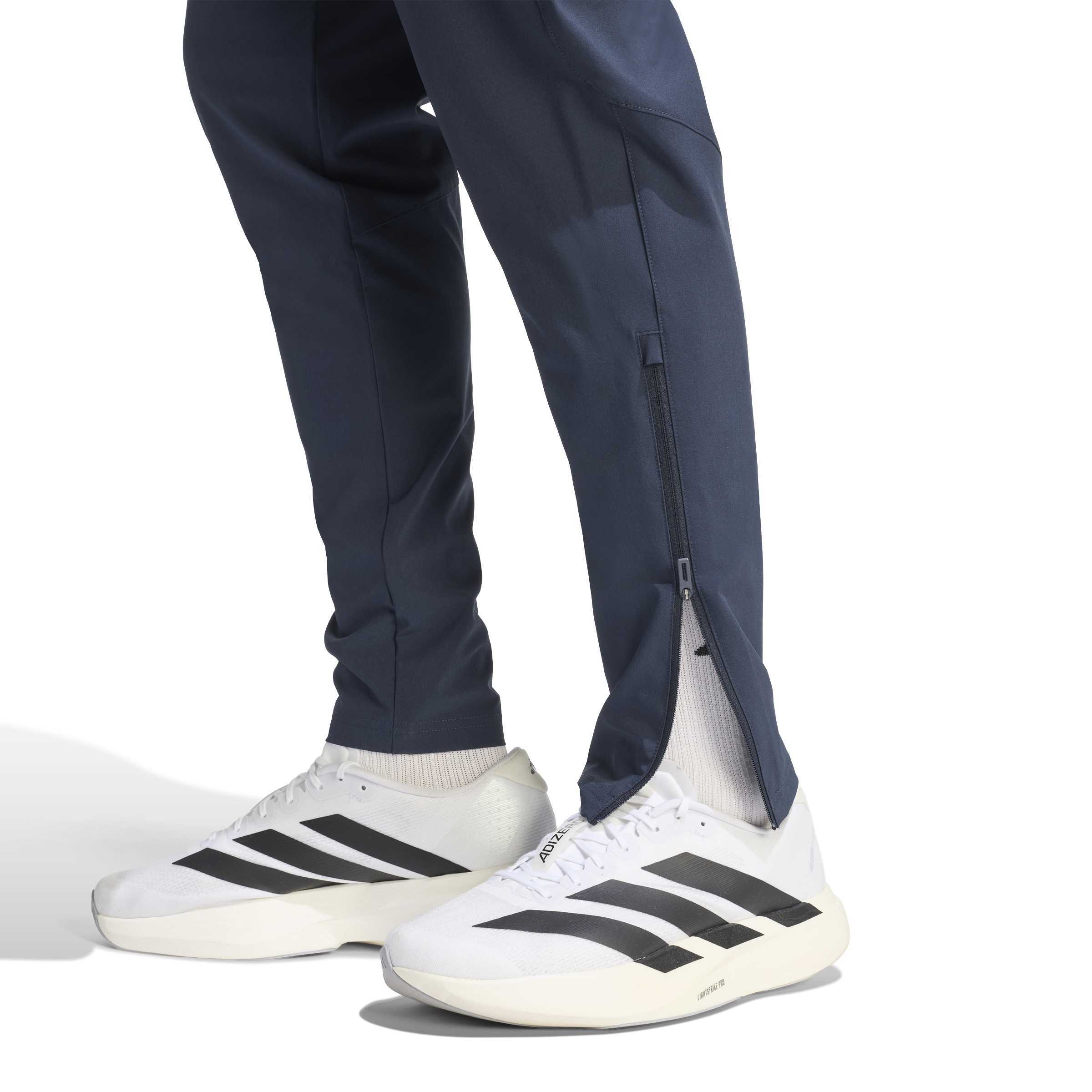 JZ6314_6_APPAREL_On Model_Detail View 2_white ADIDAS Pantaloni tuta Travel 26 ARGENTINA