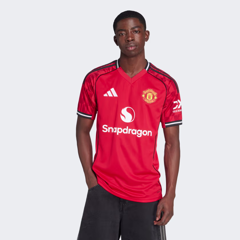 Maglia_Manchester_United_25-26_Home_Rosso_JI7428_21_model Maglia Manchester United FC Home 25/26