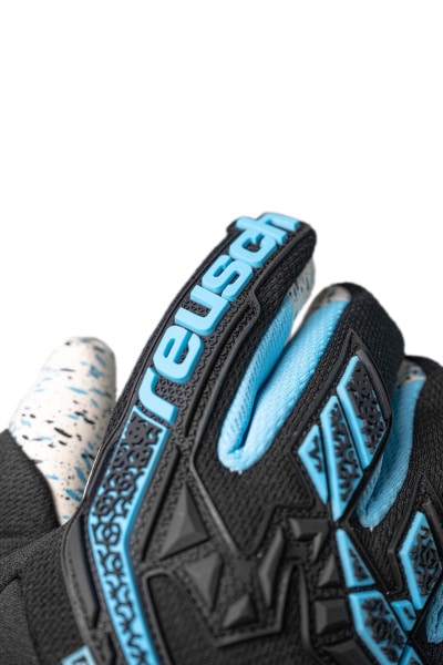 Reusch Attrakt Freegel Fusion Strapless 5570979 7782 black blue 2 Guanto portiere REUSCH ATTRAKT FREEGEL FUSION Strapless