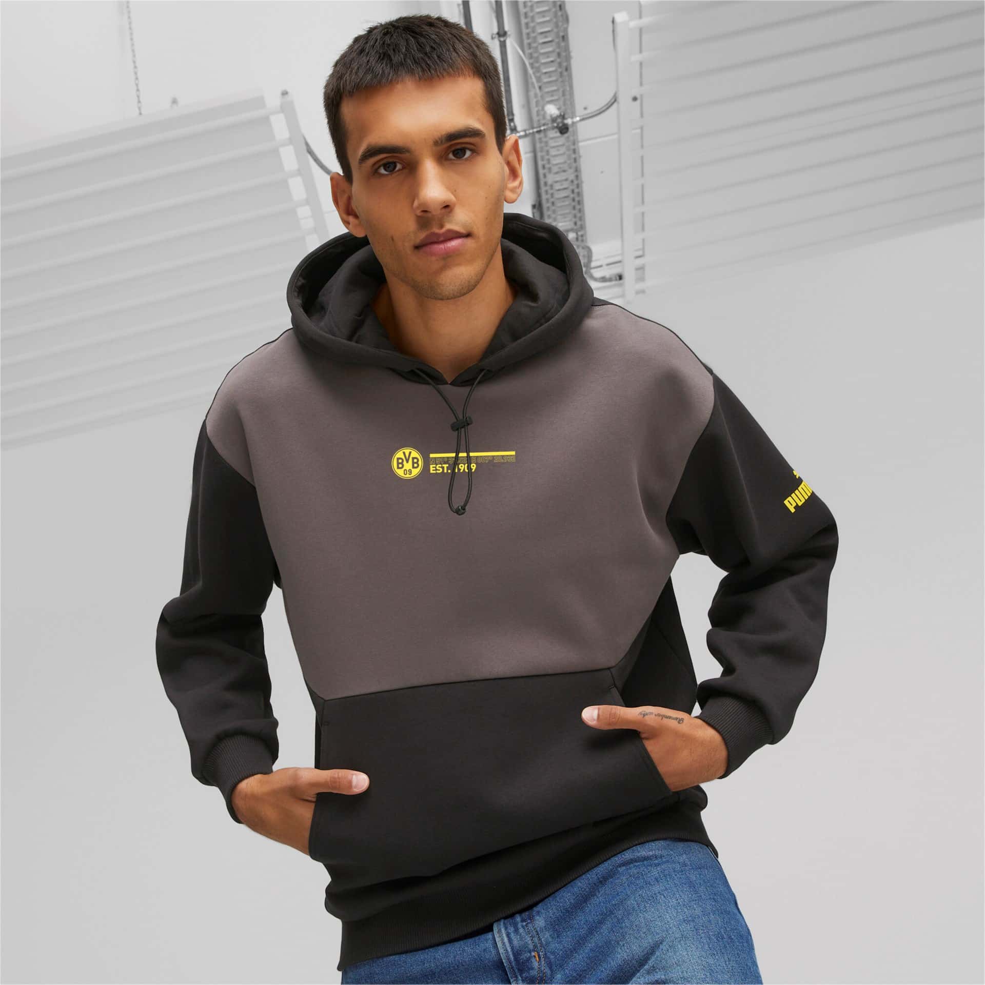 puma__pum-771870-13__modelshot01 Felpa Borussia Dortmund PUMA