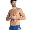 Short a vita bassa Arena Tessuto MaxLife 100% resistente al cloro si asciuga rapidamente e ti protegge dai raggi solari misurano 14 cm, hanno una vestibilità fit a vita bassa e aderiscono laccetto interno Foderato sul davanti