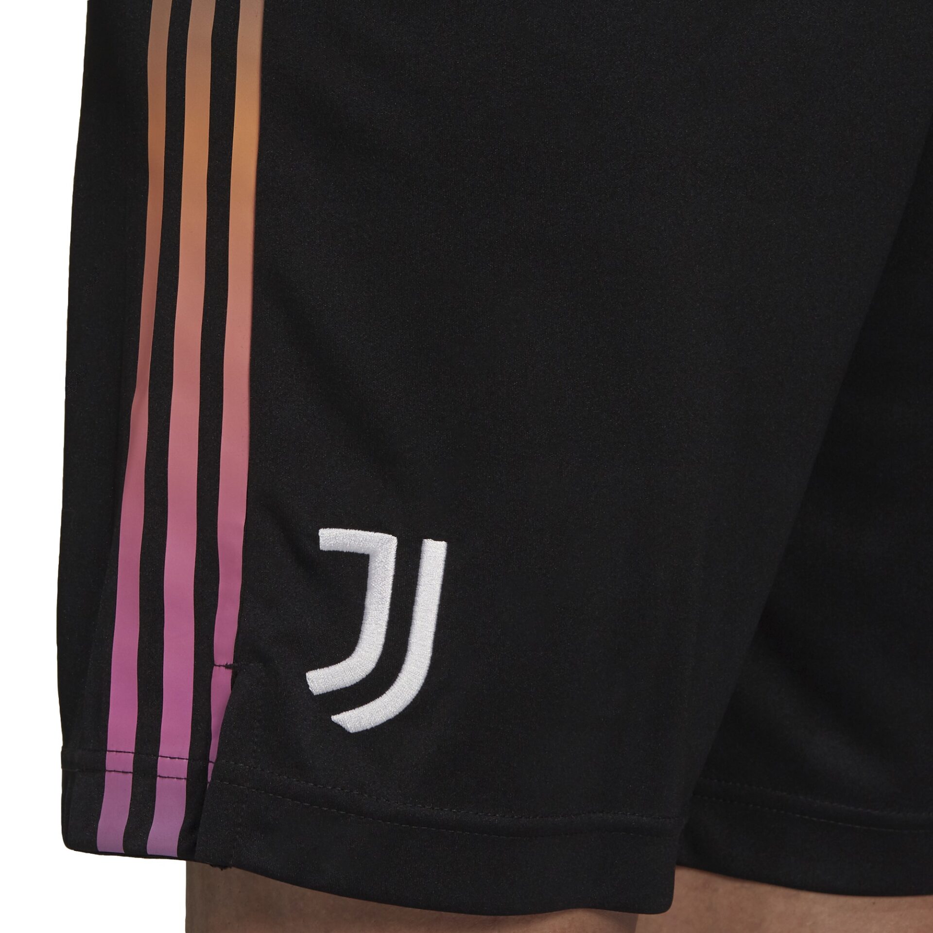 GM7171_APP_on-model_detail-1_white SHORTS CALCIO JUVENTUS AWAY 21/22 LOGO