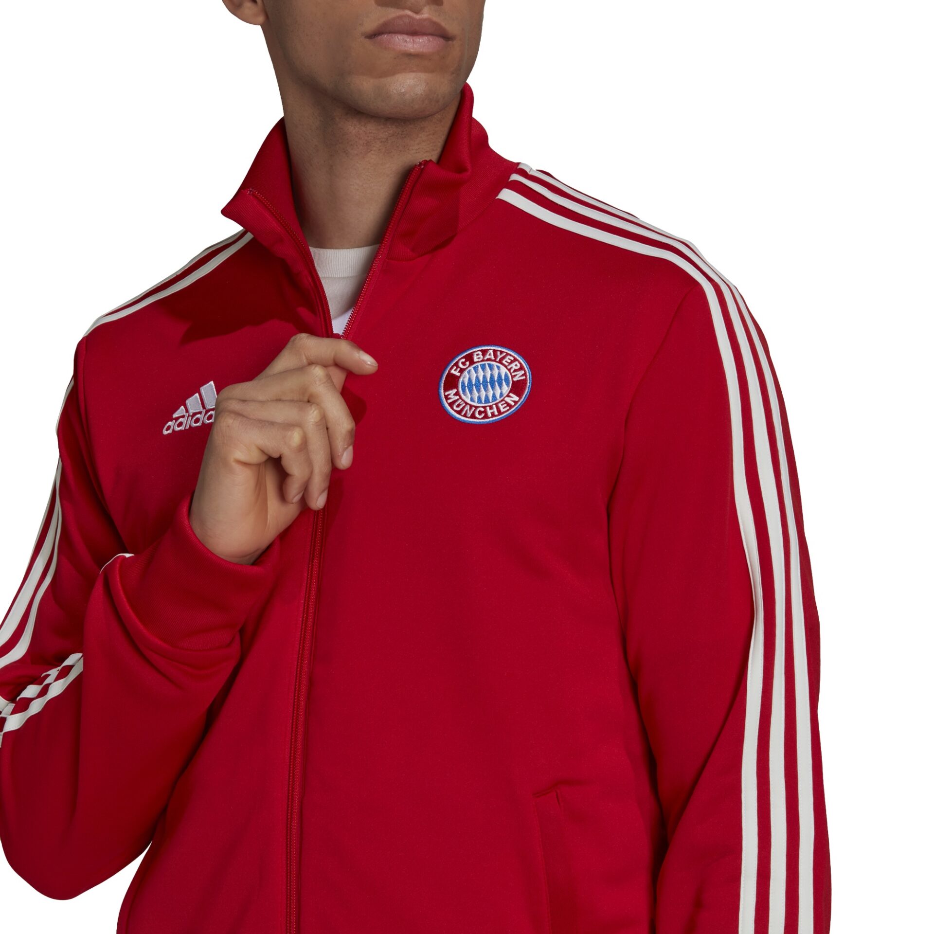 GR0684_APP_on-model_detail-1_white GIACCA DA ALLENAMENTO 3-STRIPES FC BAYERN MÜNCHEN DETTAGLIO LOGO