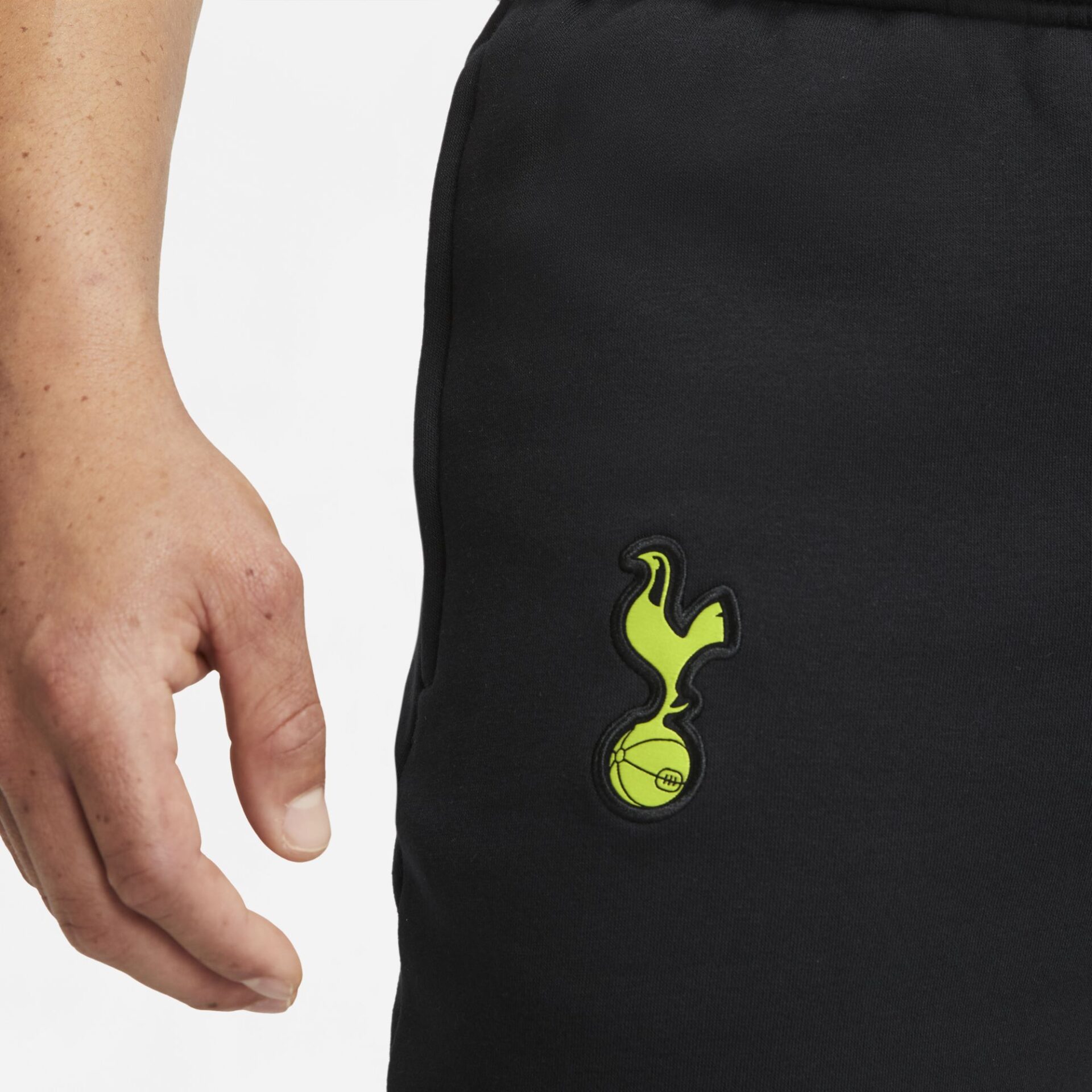 CW0566-010-PHSYM003-2000 Pantaloni in fleece Uomo Tottenham Hotspur NIKE DETTAGLIO LOGO