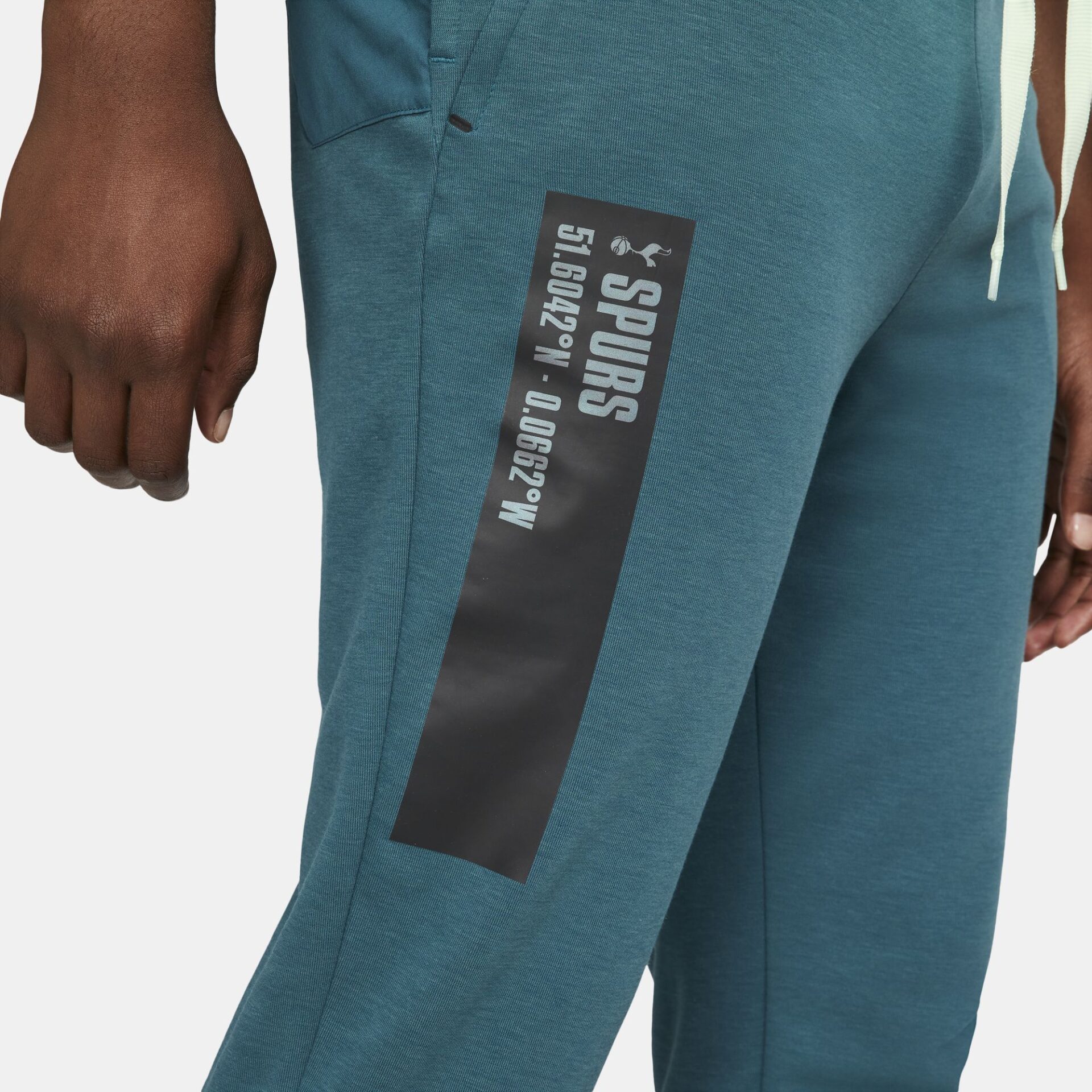 DB7878-397-PHSYM002-2000 PANTALONE IN FLEECE Tottenham Hotspur UOMO NIKE DETTAGLIO PANTALONE